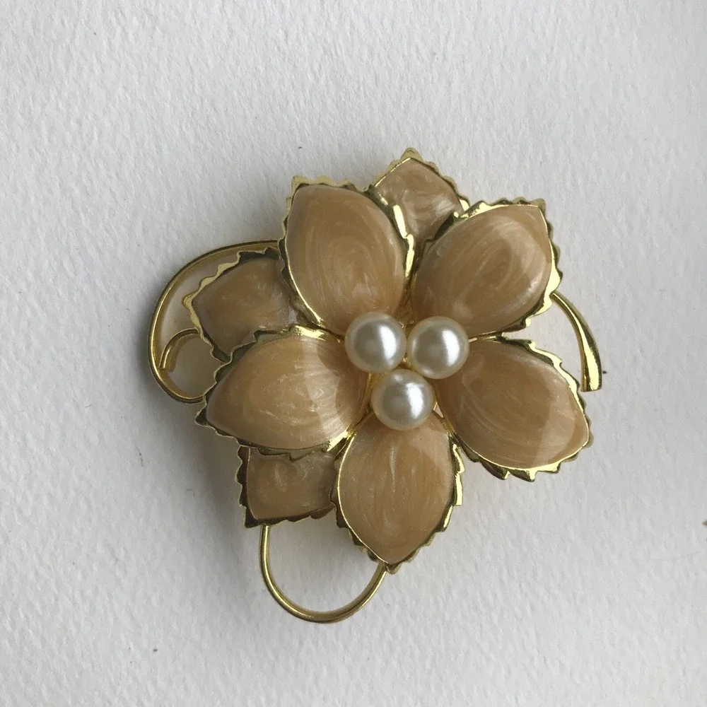 Vintage Enamel & Faux Pearl Flower Pin Brooch Beige Gold Tone Grandmacore